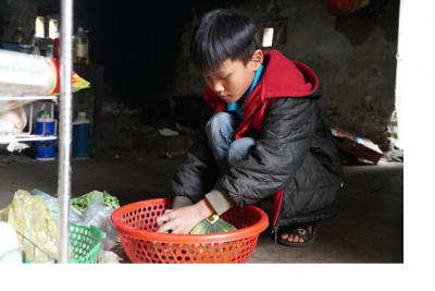 Cậu trò nghèo “thịt” con lợn nhựa, cả thảy được 1,6 triệu  ủng hộ đường bê tông cho xóm Cậu trò nghèo “thịt” con lợn nhựa, cả thảy được 1,6 triệu  ủng hộ đường bê tông cho xóm